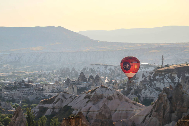 Воздушный шар над впечатляющей Каппадокией, Невшехир, Турция - Фото, изображение