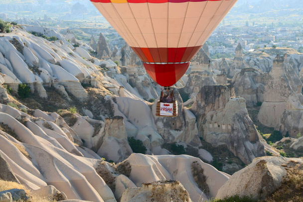 Mongolfiera che sorvola la spettacolare Cappadocia, Nevsehir, Turchia - Foto, immagini