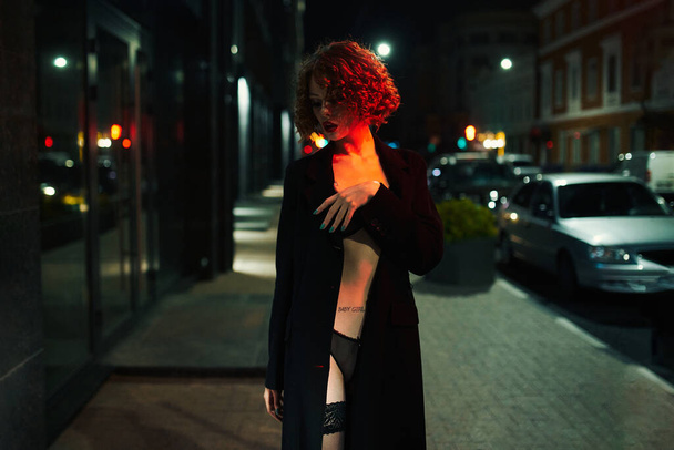 The cloaked Lead walks around the city at night. Shooting in the style of cinema - Foto, Imagem