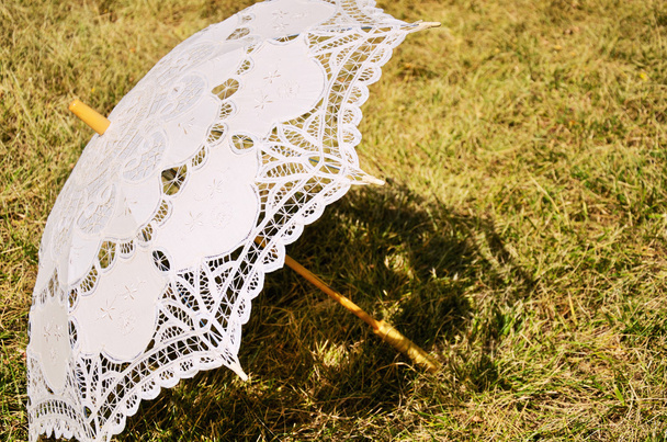 Lacy parasol op het vergeelde gras - Foto, afbeelding