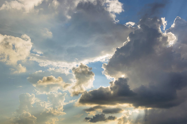 Cumulus wolkenlandschap blauwe lucht en witte wolken goed weer zonnige dag. - Foto, afbeelding