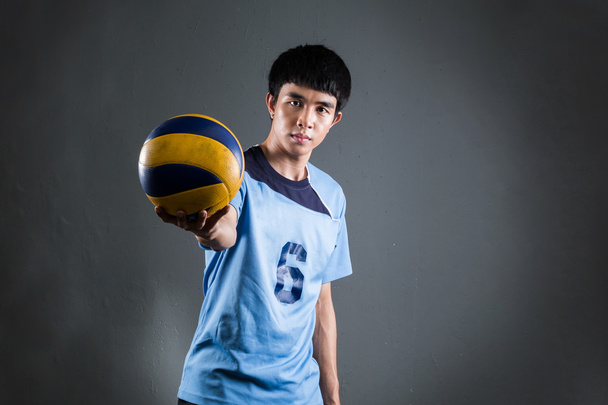 Atleta de voleibol asiático en acción
 - Foto, imagen
