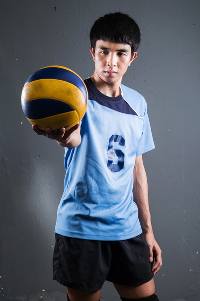 Athlète asiatique de volleyball en action
 - Photo, image