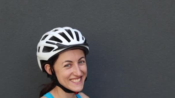 retrato de una chica deportiva en un casco de bicicleta. vídeo vertical - Imágenes, Vídeo