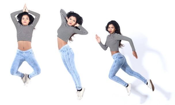 Plná délka 20s Mladá asijská žena nosit košili s dlouhými rukávy Jean kalhoty běh a skok s akční pózy. Vyčiněná kůže štíhlé dívka pocit energie zábava ve vzduchu a pohybu rozmazání přes bílé pozadí izolované - Fotografie, Obrázek
