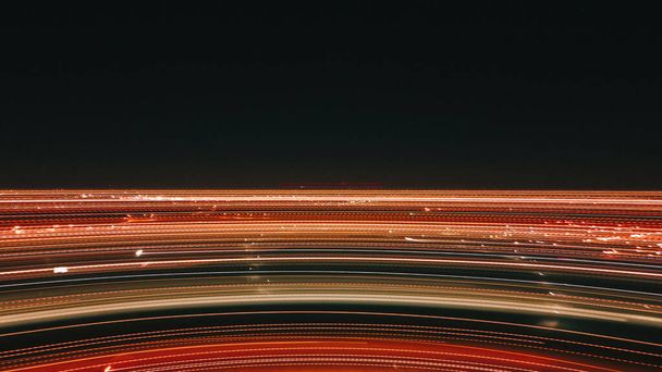 Nächtliche Straßenbeleuchtung. Lichter fahrender Autos in der Nacht. Langzeitbelichtung mehrfarbig - Foto, Bild