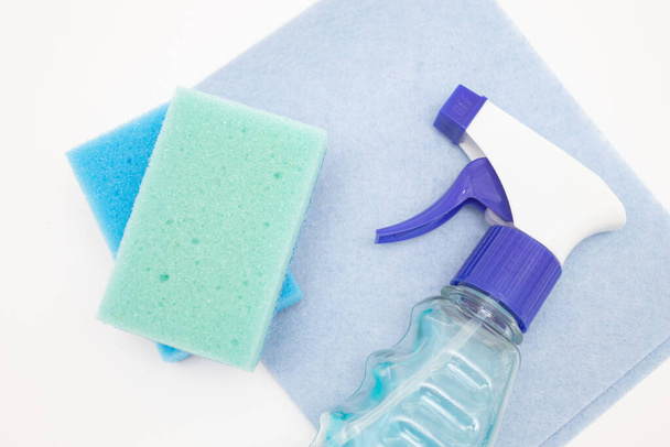 Zestaw do czyszczenia okien. Niebieska szmata i detergent natryskowy. - Zdjęcie, obraz