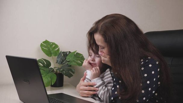 Мама з маленькою дитиною при призначенні лікарів онлайн через відеозв'язок, дитина захворіла вірусним грипом, пандемією коронавірусу, ізольована вдома при кашлі, суверенна 19, спілкуватися через комп'ютерний дисплей
 - Фото, зображення