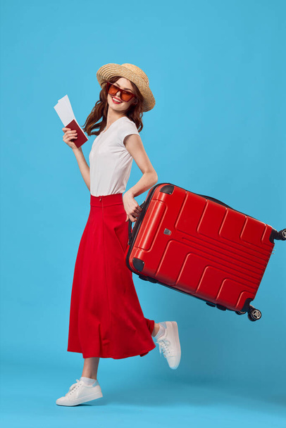nő piros bőrönddel utazik. Kiváló minőségű fénykép - Fotó, kép
