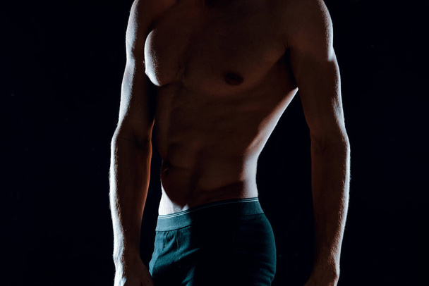 férfi fekete bugyi izmos test - Fotó, kép
