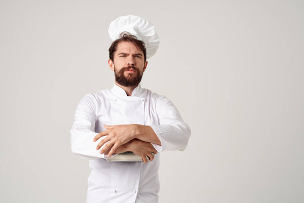 chef masculino emocional cozinhar no restaurante. Foto de alta qualidade - Foto, Imagem