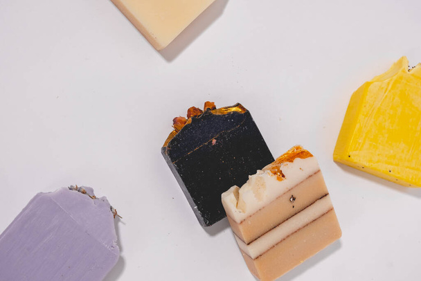 Zero waste greenwashing shampoo and mineral oil serum. Skin and hair care concept. Sustainable reusable vegan shampoo bar. - 写真・画像