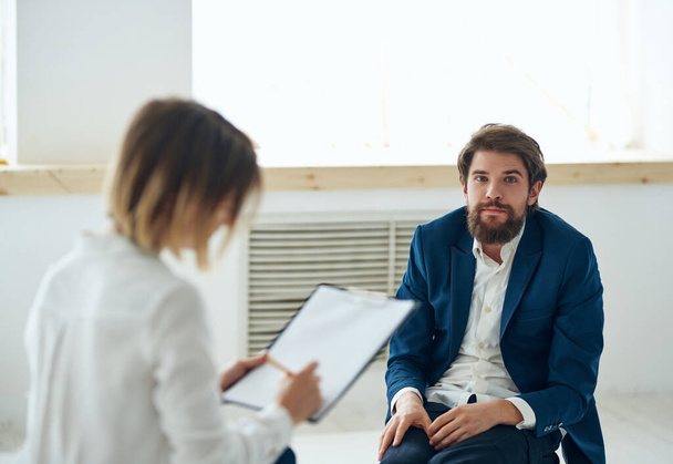 nainen psykologi vieressä mies potilaat kommunikaatio ongelmia hoito stressi - Valokuva, kuva