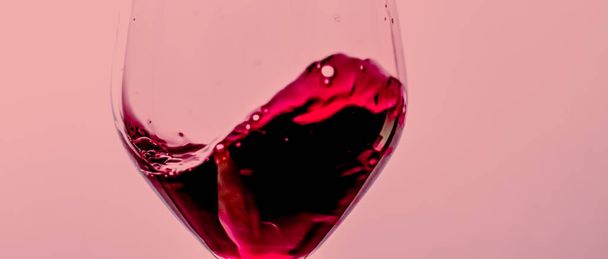 クリスタルガラスの赤ワイン、アルコール飲料、高級食前酒、生物学とブドウ栽培製品 - 写真・画像