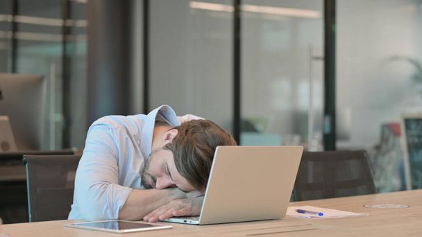 Volwassen volwassen man slapen in kantoor  - Foto, afbeelding