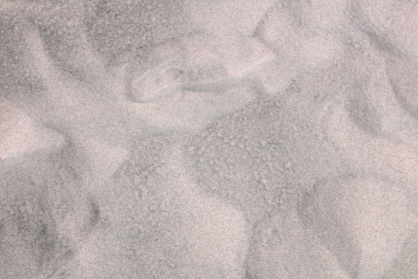 Vista de arena gris clara, fondo, fuera de foco, textura - Foto, imagen