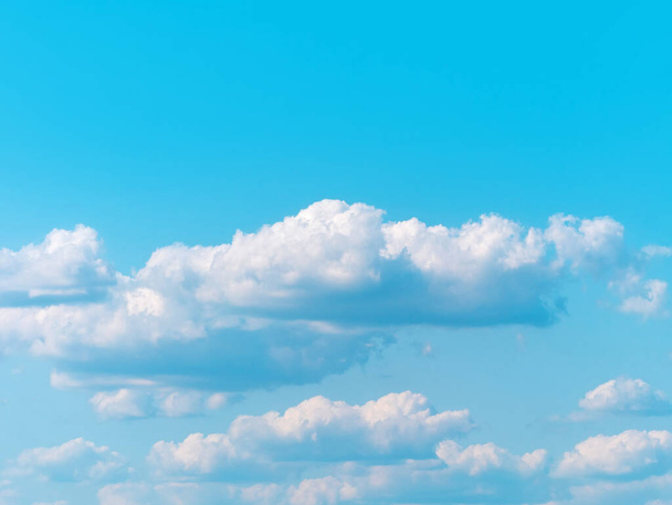 Prachtige heldere blauwe lucht met wolken over de zee, natuur wallpapers, wolkenlandschap achtergrond. Natuurlijke achtergrond, bewolkt oppervlak, zonnig weer. - Foto, afbeelding