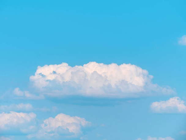 Prachtige heldere blauwe lucht met wolken over de zee, natuur wallpapers, wolkenlandschap achtergrond. Natuurlijke achtergrond, bewolkt oppervlak, zonnig weer. - Foto, afbeelding