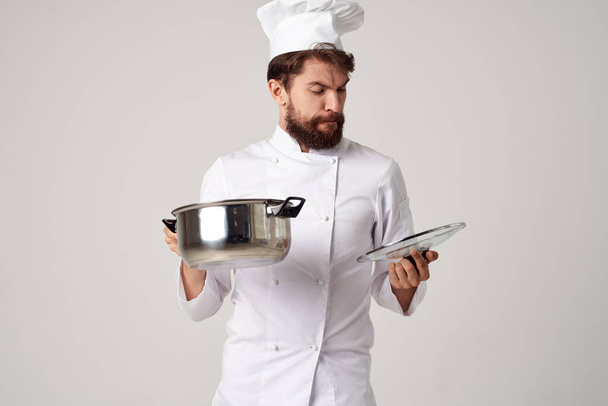 hombre en la ropa del chef con una cacerola - Foto, Imagen