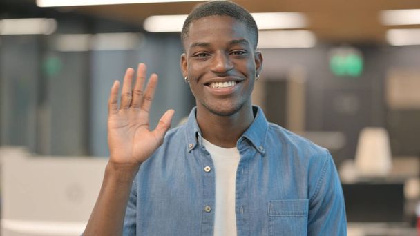 Hombre joven africano saludando de la mano, hola - Foto, Imagen