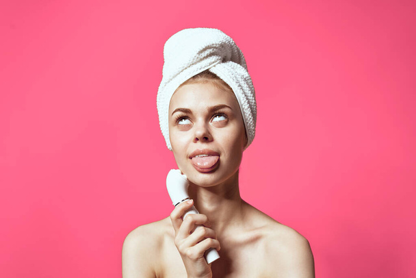 mujer emocional con los hombros desnudos limpieza de la cara  - Foto, Imagen