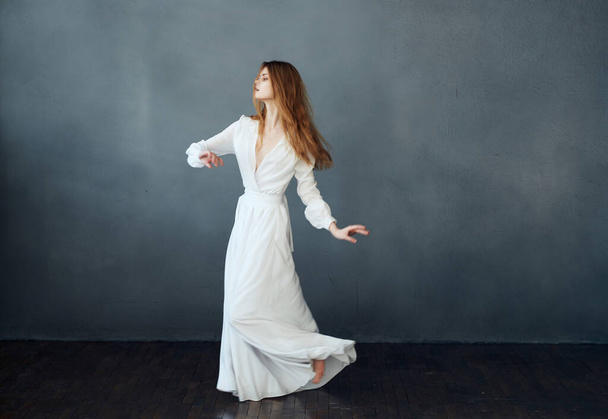 Frau barfuß in weißem Kleid tanzt auf isoliertem Hintergrund - Foto, Bild