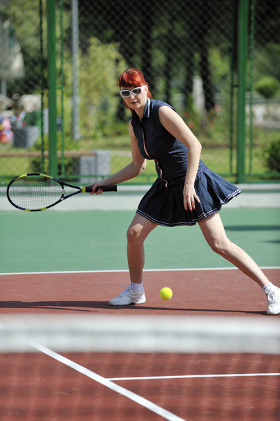 Young woman play tennis game outdoor - Foto, imagen