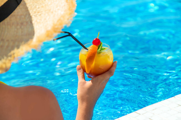 Frau mit Cocktail in der Nähe des Pools. Selektiver Fokus. Trinken. - Foto, Bild