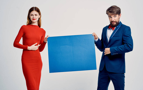Mann und Frau mit blauer Werbe-Attrappe - Foto, Bild