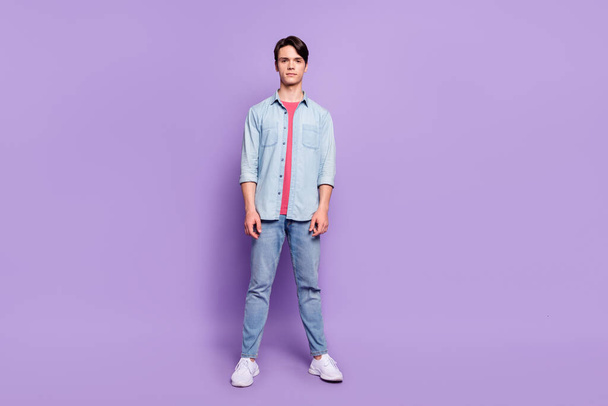 Полная длина фото молодого бизнесмена носить случайный наряд умный стоял изолирован на фиолетовом фоне цвета - Фото, изображение