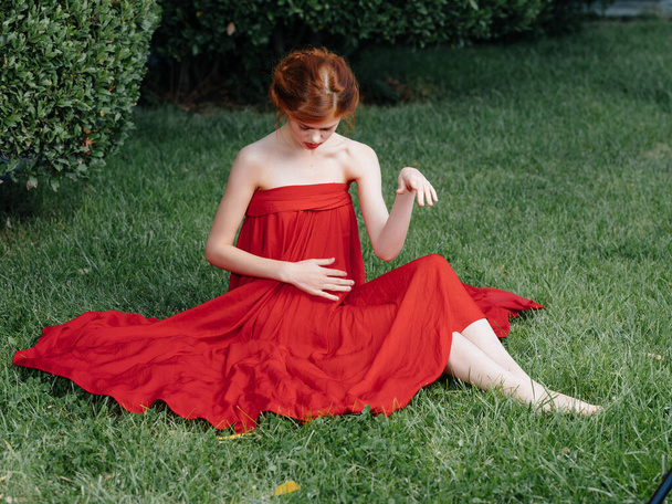 mulher bonita em vestido vermelho no jardim estilo gótico verão vegetação - Foto, Imagem