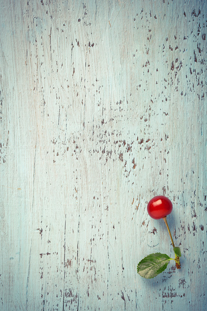 eski bir ahşap panosuna kopyala yer kompozisyon kırmızı kiraz - Fotoğraf, Görsel