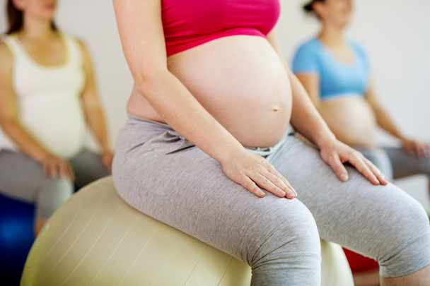 Pregnant women doing exercise - 写真・画像