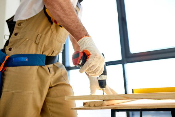 Close-up hands of Handyman screwing wood using drill, Diy at Home concept - Foto, Imagem