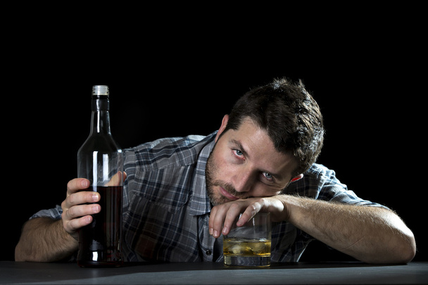  adicto alcohólico hombre borracho con vaso de whisky en el concepto de alcoholismo
 - Foto, Imagen