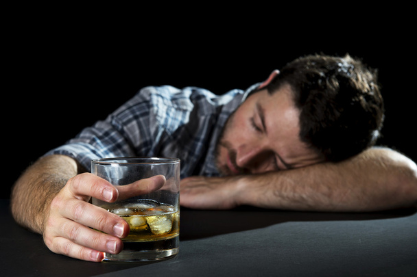  αλκοολούχα εξαρτημένος άνθρωπος μεθυσμένος με γυαλί ουίσκι στην έννοια του αλκοολισμού - Φωτογραφία, εικόνα