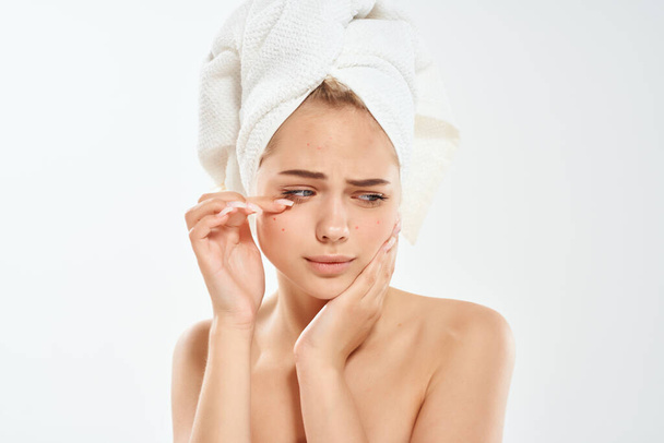 mujer con hombros combinados sosteniendo su dermatología facial cuidado de la piel - Foto, imagen