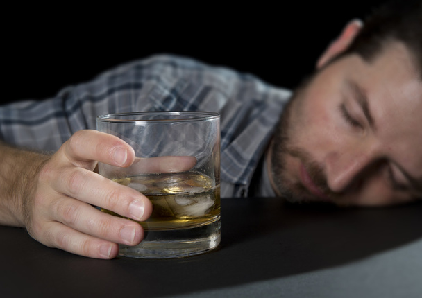  adicto alcohólico hombre borracho con vaso de whisky en el concepto de alcoholismo
 - Foto, Imagen