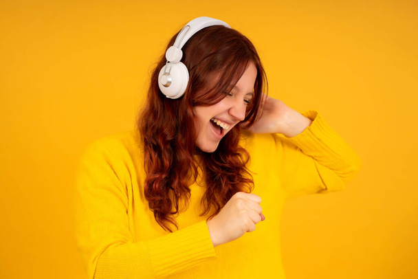 Young woman listening music with headphones. - Foto, Imagen