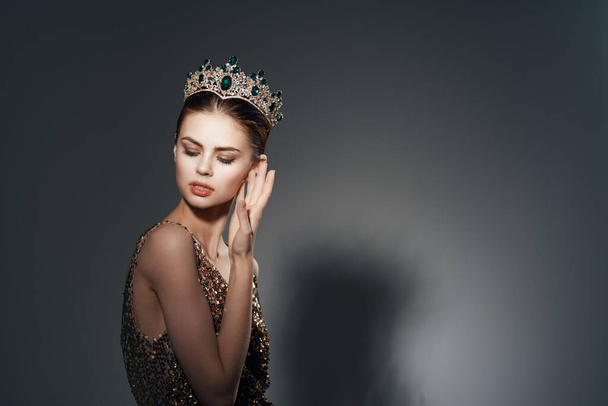 hübsche Frau mit Krone auf dem Kopf helles Make-up Luxus-Dekoration - Foto, Bild