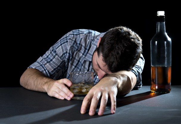  アルコール依存症の概念にウィスキーのグラスに酔ってアルコール中毒男 - 写真・画像