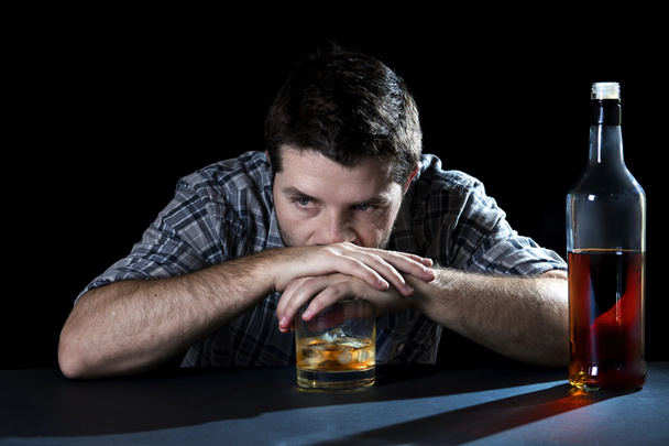 alcohólico borracho con vaso de whisky y botella en la adicción al alcohol y el concepto de alcoholismo
 - Foto, imagen