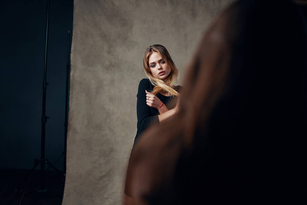 blondýnka dívka ve studiu pózování pro fotografa módní životní styl - Fotografie, Obrázek