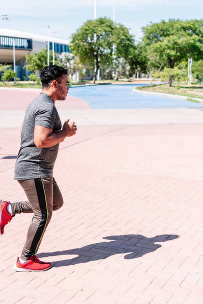 Mladý latino atletický mladý muž cvičení venku - Fotografie, Obrázek