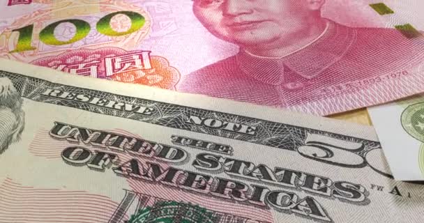 Feche até cem Yuan da República Popular da China que colocam entre 50 dólares americanos e 50 notas de euro. 100 notas Renminbi. Guerra comercial. Dinheiro dos EUA e da Europa com moeda chinesa   - Filmagem, Vídeo