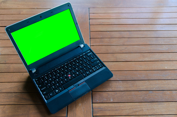 portatile aperto, notebook con schermo verde sdraiato sul tavolo
 - Foto, immagini