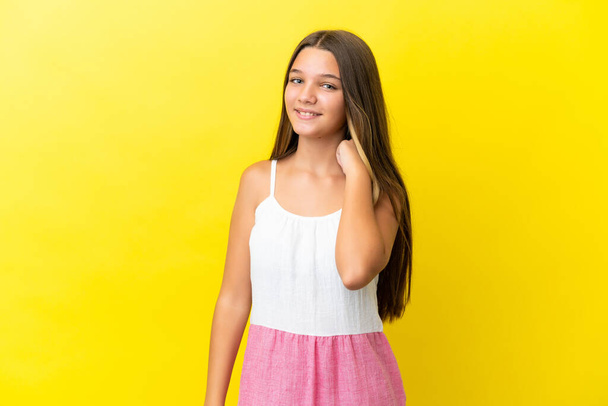 Kis kaukázusi lány elszigetelt sárga háttér nevetés - Fotó, kép