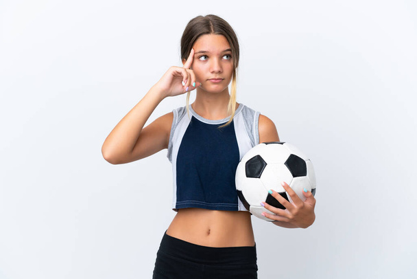 Μικρό καυκάσιο κορίτσι που παίζει ποδόσφαιρο απομονωμένο σε λευκό φόντο έχοντας αμφιβολίες και σκέψη - Φωτογραφία, εικόνα