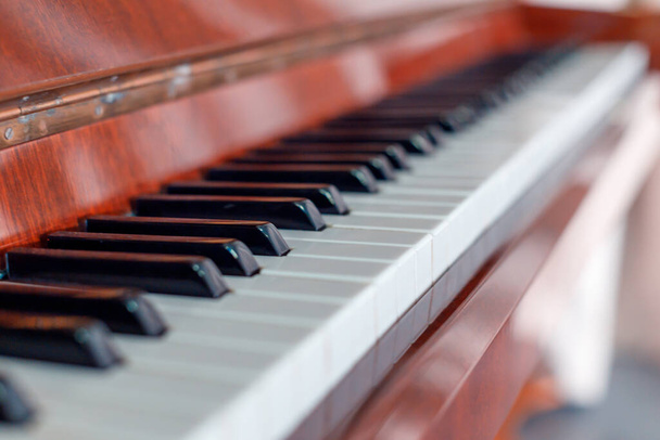 открытая крышка на пианино с клавишами, отходящими в дальнюю перспективу - Фото, изображение