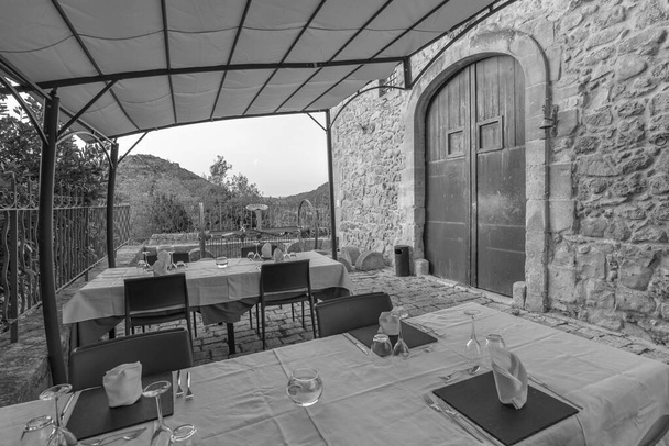İtalya, Sicilya, Ragusa Eyaleti, kırsal, şık bir çiftlik evinin dışındaki restoran masaları. - Fotoğraf, Görsel